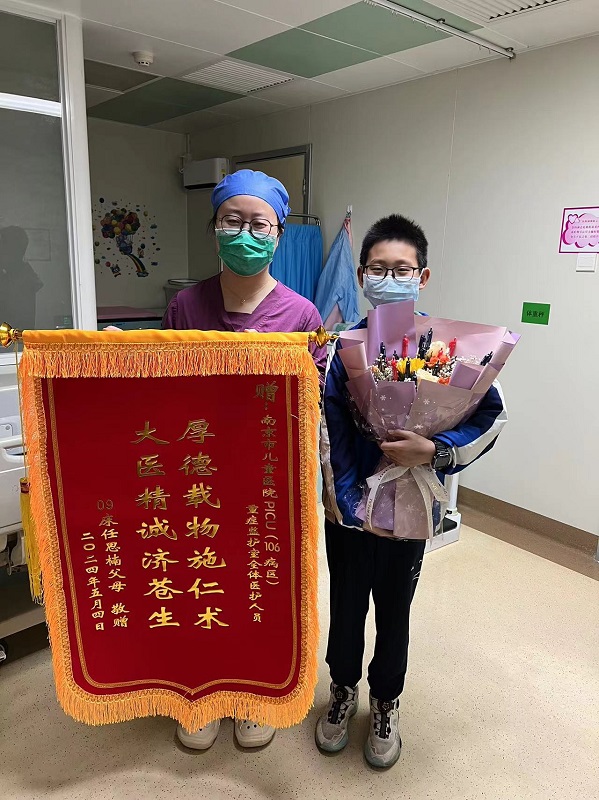 锦旗2405-106全体医护.jpg