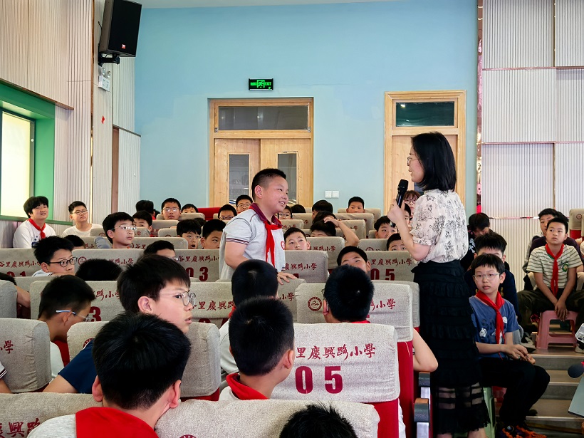 男生回答问题.jpg