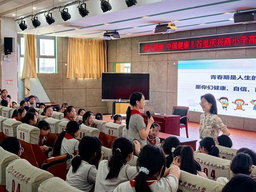 女生回答问题.jpg